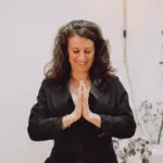 Jasmin im Business Anzug in Yoga Pose.